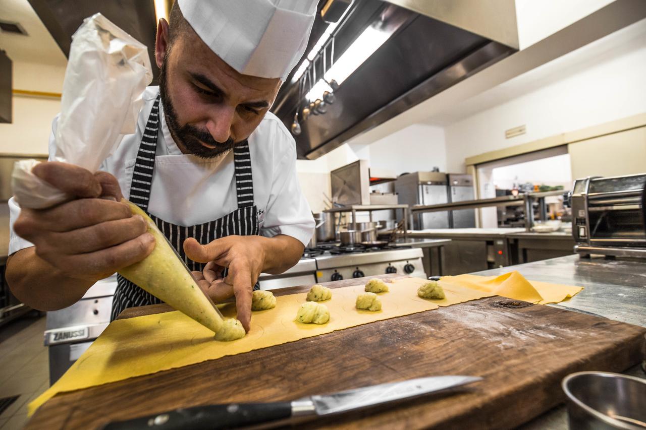 Bagni Di Pisa Palace & Thermal Spa - The Leading Hotels Of The World San Giuliano Terme Exterior foto A pastry chef making gnocchi