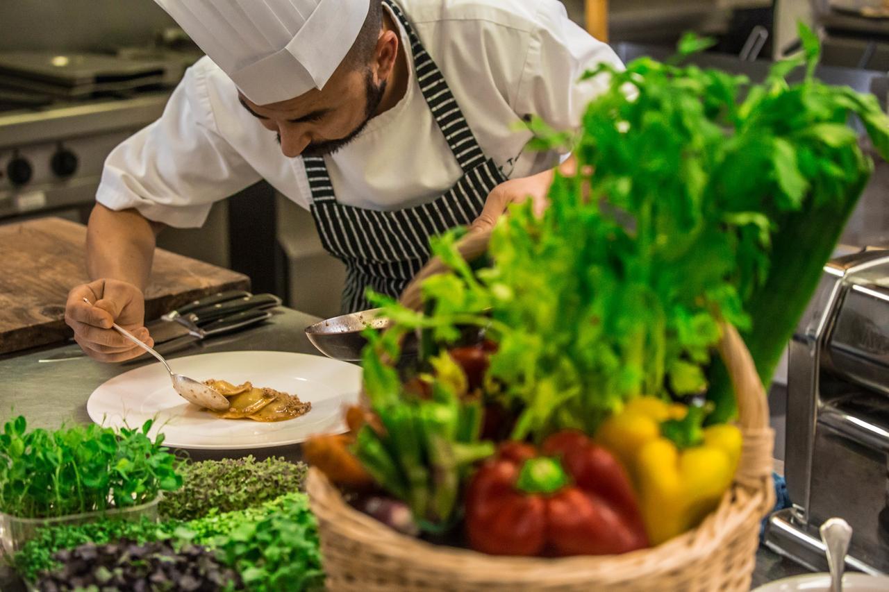 Bagni Di Pisa Palace & Thermal Spa - The Leading Hotels Of The World San Giuliano Terme Exterior foto A chef preparing a dish