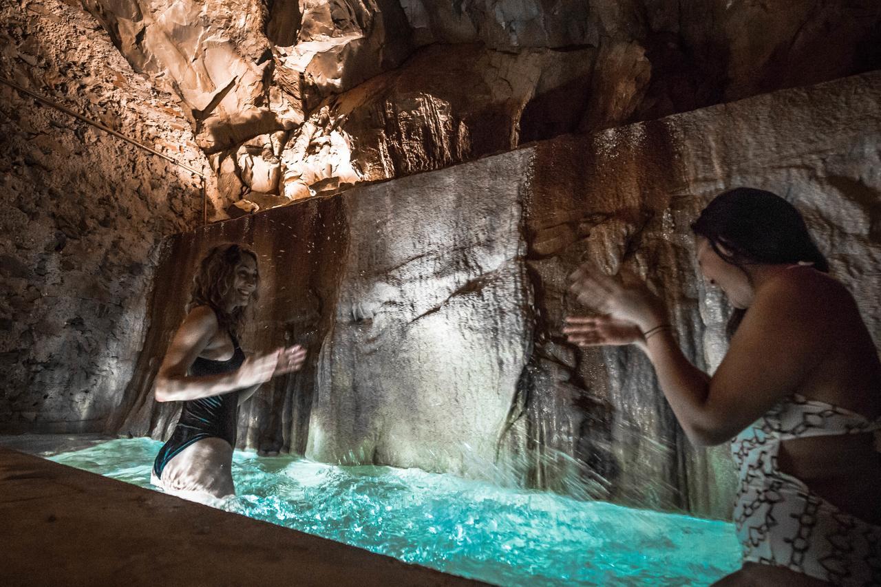 Bagni Di Pisa Palace & Thermal Spa - The Leading Hotels Of The World San Giuliano Terme Exterior foto Visitors at the Grotta Bianca